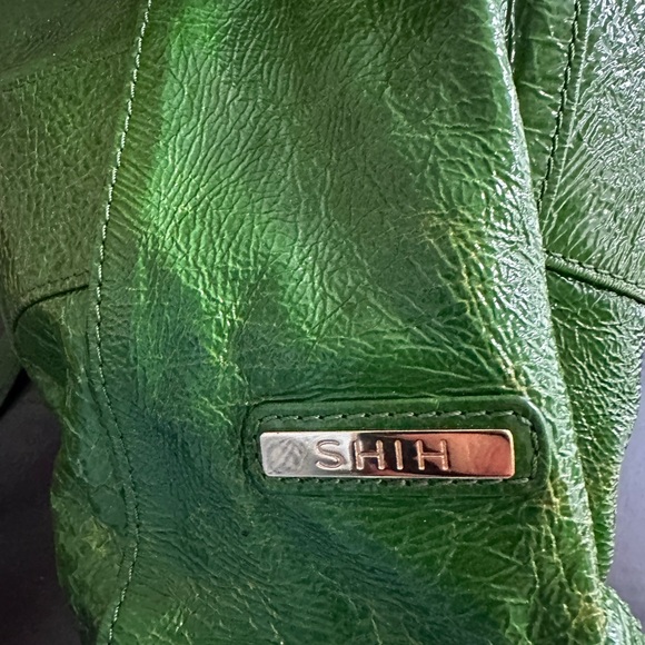Gently Used Shih Green Patent Leather handbag. Super clean inside - Picture 7 of 8